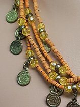 Ketting met kleine houten kraaltjes en gouden muntjes