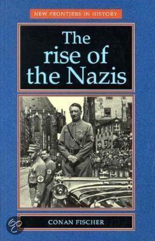 Boekomslag van 'The rise of the Nazis' door Conan Fischer. Een zwart-witfoto van Hitler in militair uniform voor een menigte.
