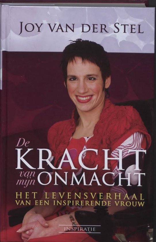 Boekomslag met een lachende vrouw met kort bruin haar, gekleed in een rode open jas, met de titel 'De Kracht van mijn Onmacht'.