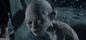 Gollum, een mager personage met grote oren en ogen, kijkt naar de camera.