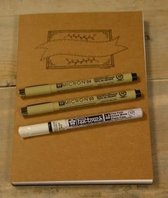 Oefenblok Handlettering Wit, Kraft Bruin en Zwart Karton op A5 formaat + 4  stuks Sakura Handlettering Pennen verpakt in een handige Zipperbag