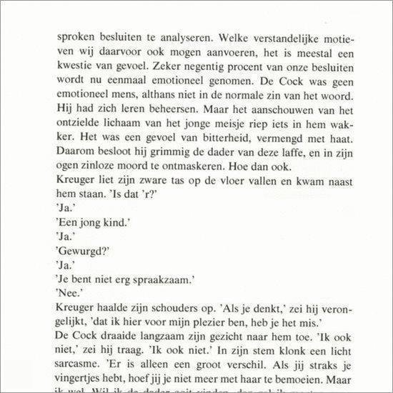 Tekstpagina met een gedetailleerd plot uit een misdaadroman. Zwart-wit tekst op crème papier.