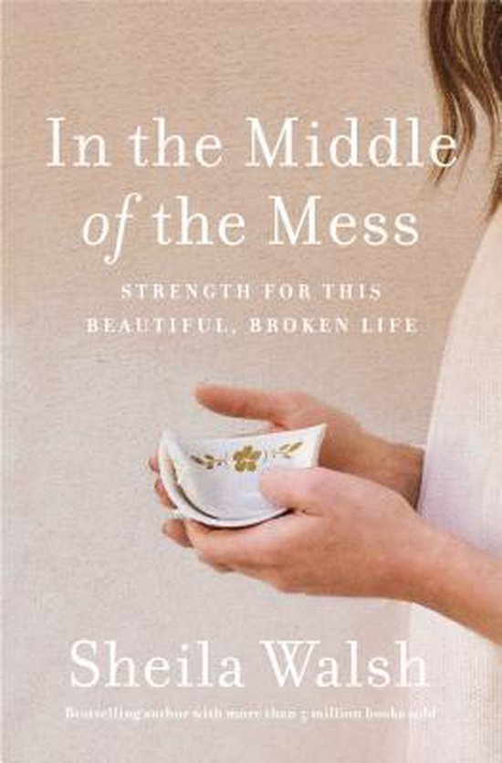 Boek omslag 'In the Middle of the Mess' door Sheila Walsh, met een vrouw die een kommetje vasthoudt.
