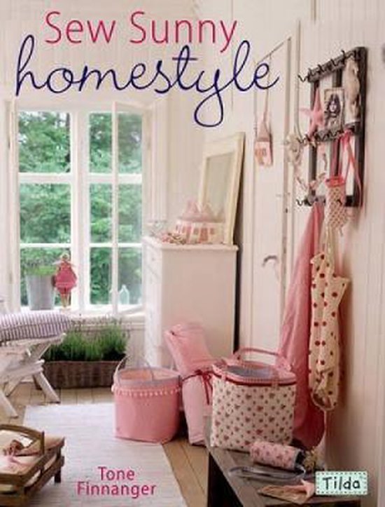 Boek 'Sew Sunny Homestyle' met een roze interieur, ramen en decoraties.