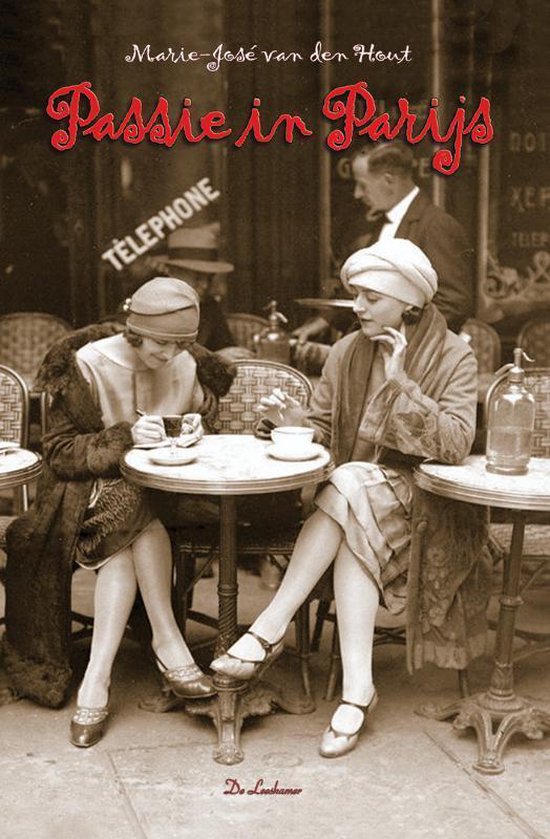 Twee vrouwen in Parijse café-stijl uit de jaren '20, met baret, jurk en mantel, zitten aan tafeltjes bij 'TÉLÉPHONE' en drinken koffie.