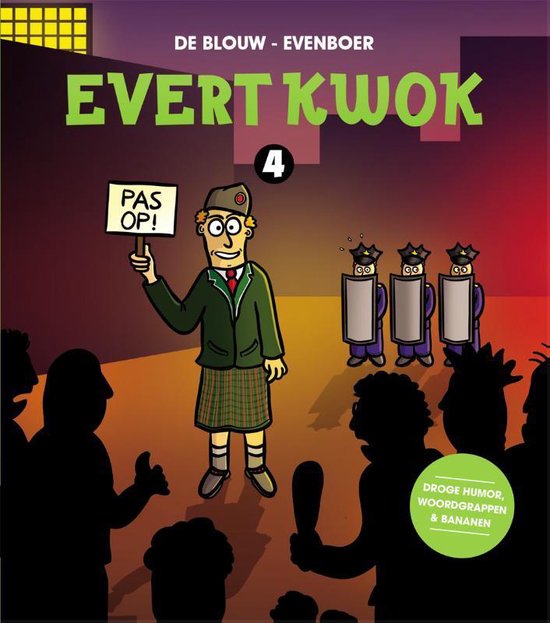 Cover van Evert Kwok 4. Een man in Schotse rok en groene blazer met een bord 'PAS OP!' staat voor een menigte. Daarachter staan politieagenten met schilden.