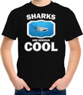 Dieren haaien t-shirt zwart kinderen - sharks are serious cool shirt  jongens/ meisjes - cadeau shirt walvishaai/ haaien liefhebber M (134-140)