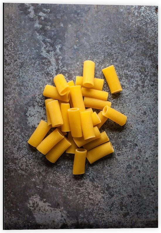 Dibond - Macaroni op de Tafel - 40x60cm Foto op Aluminium (Met Ophangsysteem)