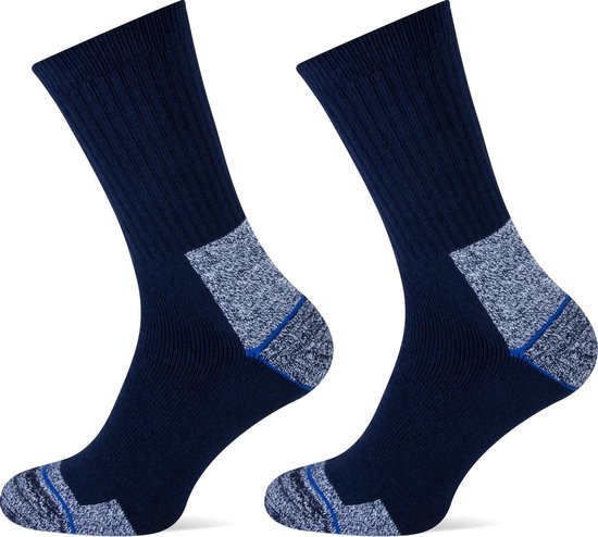 Twee donkerblauwe sokken met grijze en blauwe accenten bij hiel en teen. Geribbelde boord.