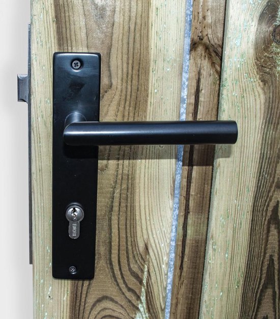 Zwart deurbeslag met handvat en sleutelgat op een houten deur.