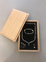 De sieraden van vanNienke verdienen een mooie opbergplaats. Hiervoor introduceren we de luxe GSE sieraden-doos welke we in samenwerking met Treasure-box uit Gouda hebben ontwikkeld