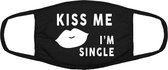 Kiss me i'm single mondkapje | relatie | valentijnsdag | grappig | gezichtsmasker | bescherming | bedrukt | logo | Zwart mondmasker van katoen, uitwasbaar & herbruikbaar. Geschikt voor OV