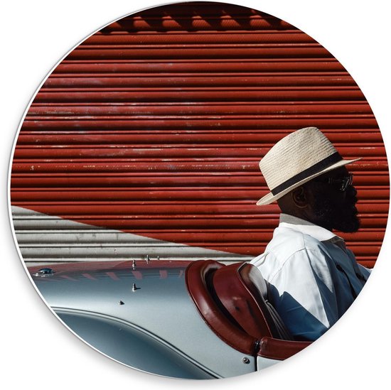 Forex Wandcirkel - Man met Hoed in Cabrio - 30x30cm Foto op Wandcirkel (met ophangsysteem)