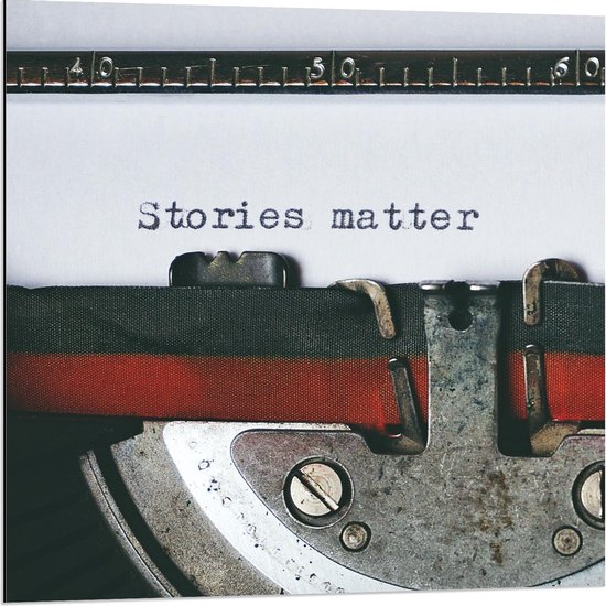 Dibond - ''Stories Matter'' op Typmachine  - 80x80cm Foto op Aluminium (Met Ophangsysteem)
