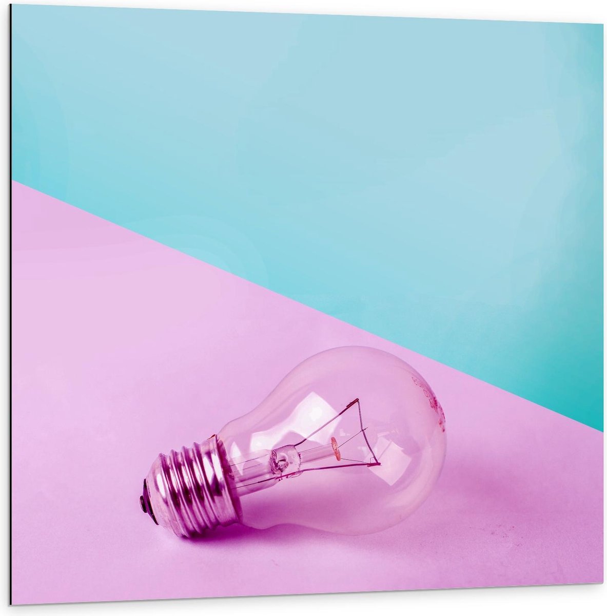 Dibond - Gloeilamp Roze/Blauwe Achtergrond - 100x100cm Foto op Aluminium (Wanddecoratie va