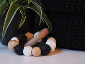 siliconen bijtring Woollyz baby zwart met houten kralen en hanger