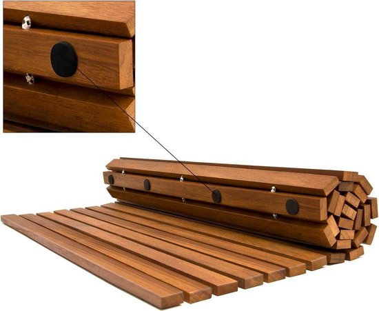 Bruine houten badmat met antislip strepenpatroon, deels opgerold met detail weergave