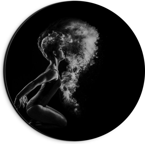 Dibond Wandcirkel - Meisje met Stofwolk (zwart/wit) - 20x20cm Foto op Aluminium Wandcirkel (met ophangsysteem)