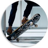 Forex Wandcirkel - Skateboarden met Gele Schoenen - 30x30cm Foto op Wandcirkel (met ophangsysteem)