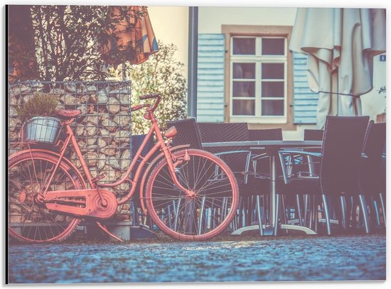 Dibond - Roze Fiets bij Terras - 40x30cm Foto op Aluminium (Met Ophangsysteem)