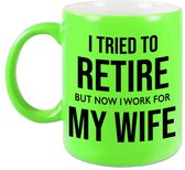 I tried to retire but now I work for my wife pensioen mok / beker neon groen afscheidscadeau 330 ml