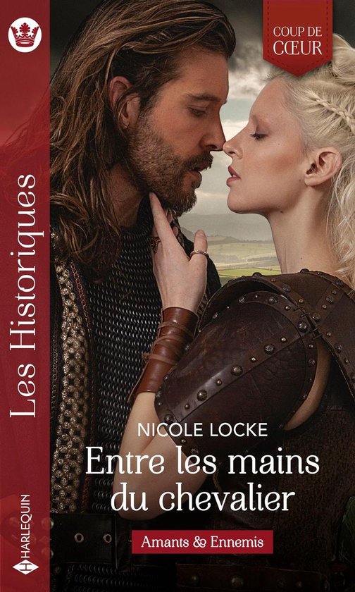 Un homme aux longs cheveux bruns et à la barbe embrasse une femme blonde tressée, tous deux en tenue médiévale.