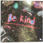 Tuinposter – Stoep onder Gekleurd met Stoepkrijt met tekst ''Be Kind'' - 50x50cm Foto op Tuinposter  (wanddecoratie voor buiten en binnen)