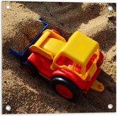 Tuinposter – Speelgoedgraafauto in het Zand - 50x50cm Foto op Tuinposter  (wanddecoratie voor buiten en binnen)