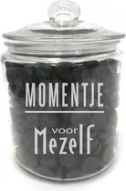 Grote snoeppot /koekpot (zonder drop) met tekst gravure QUOTE: MOMENTJE VOOR MEZELF. Zonder drop. Cadeau-verjaardag-bedankje. Dik sterk glas. Het formaat is 25cm incl. deksel, 19cm