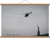 Schoolplaat – Helikopter boven Vrijheidsbeeld - 90x60cm Foto op Textielposter (Wanddecoratie op Schoolplaat)