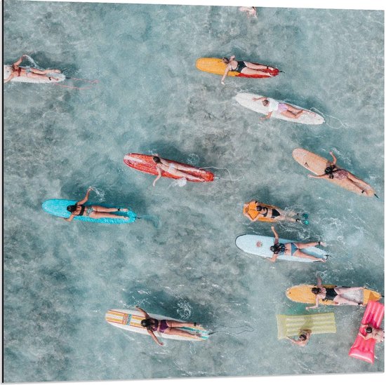 Dibond - Bovenaanzicht Surfers op het Water - 80x80cm Foto op Aluminium (Met Ophangsysteem)