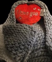 Valentijn - Deken - Plaid - Grijs - 80x100 cm - Rood kussen in hartvorm met de tekst "I love you"- In cadeauverpakking met gekleurd lint