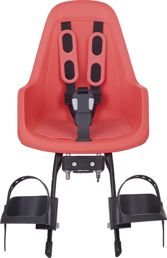 Rood Bobike fietsstoeltje met zwarte voetsteunen en veiligheidsgordels.