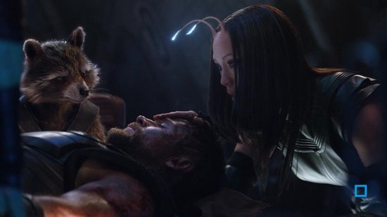Mantis en Rocket Raccoon verzorgen de bewusteloze Thor.