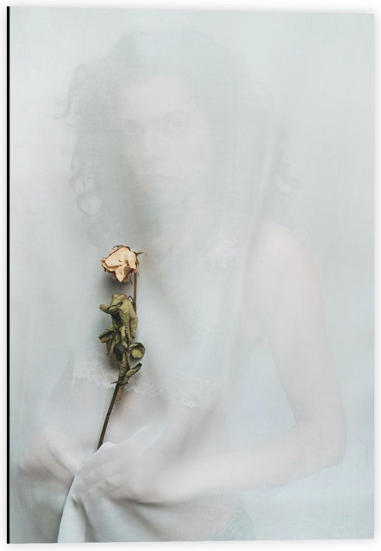 Dibond - Vrouw achter Wit Doek met Bloem  - 40x60cm Foto op Aluminium (Wanddecoratie van metaal)