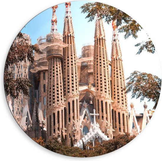 Dibond Wandcirkel - Sagrada Família met Bomen - 80x80cm Foto op Aluminium Wandcirkel (met ophangsysteem)