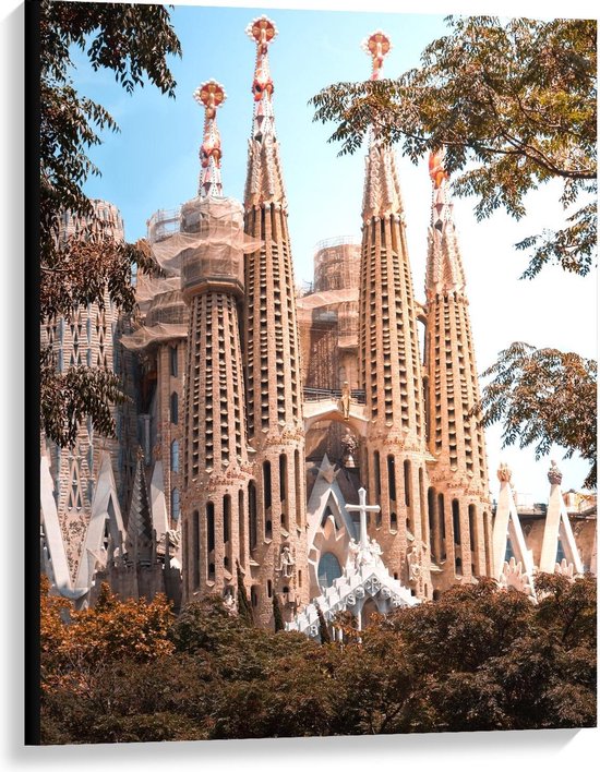 Canvas  - Sagrada Família met Bomen - 75x100cm Foto op Canvas Schilderij (Wanddecoratie op Canvas)