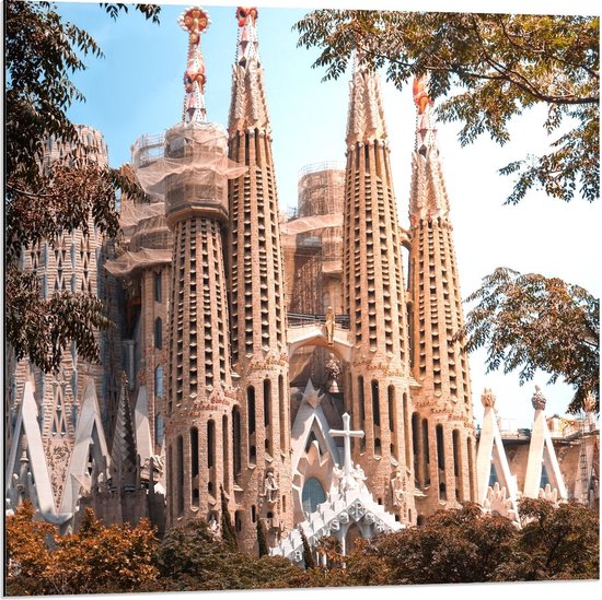 Dibond - Sagrada Família met Bomen - 80x80cm Foto op Aluminium (Wanddecoratie van metaal)