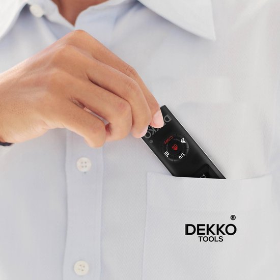 Zwarte Dekko Tools laser afstandsmeter wordt in een borstzak van een wit overhemd gestoken.