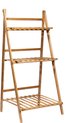 Een lege, bruine bamboe plantenladder met drie treden, op een witte achtergrond.