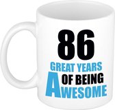 86 great years of being awesome cadeau mok / beker wit en blauw