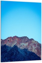 Dibond - Bergtop in de Blauwe Lucht - 100x150cm Foto op Aluminium (Wanddecoratie van metaal)