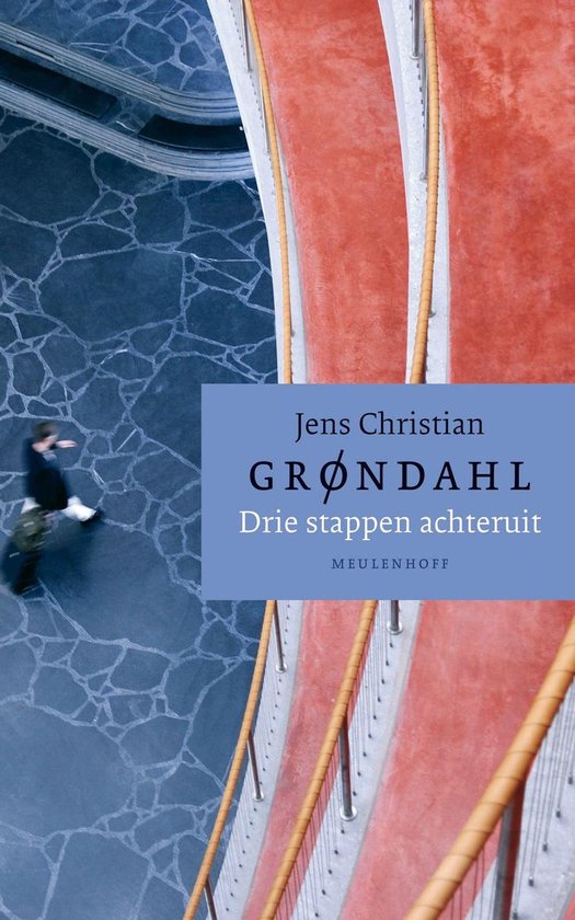 Boek 'Drie stappen achteruit' van Jens Christian Grøndahl op een trap.