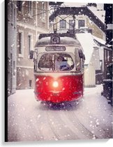 Canvas  - Rode Tram door de Sneeuw - 75x100cm Foto op Canvas Schilderij (Wanddecoratie op Canvas)