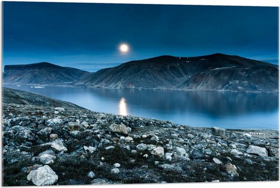 Acrylglas - Meer tussen Bergen bij Nacht - 90x60cm Foto op Acrylglas (Met Ophangsysteem)