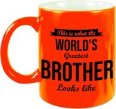 What the worlds greatest brother looks like cadeau mok / beker - 330 ml - neon oranje - verjaardag / cadeau - broer - tekst mokken
