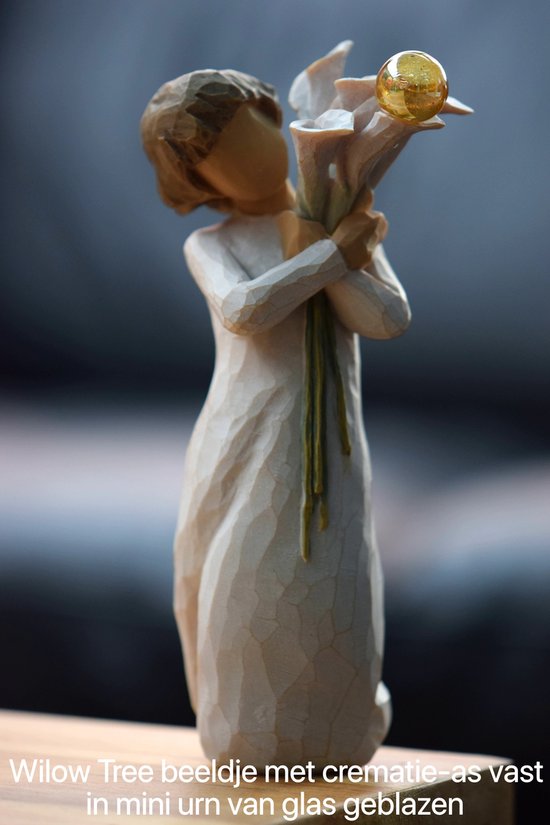 Urn Willow Tree beeldje Beautiful Wishes met hand geblazen mini urn-Hand geblazen mini urn met crematie- as vast in glas verwerkt óf haarlokje met haartjes intact in mini urn verwerkt-Crematie- as \ haren verwerking van uw dierbare-Urn-Gedenken