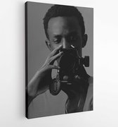 Onlinecanvas - Schilderij - Man Holding A Canon Dlsr Camera Art Vertical Vertical - Multicolor - 40 X 30 Cm