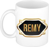 Naam cadeau mok / beker Remy met gouden embleem 300 ml