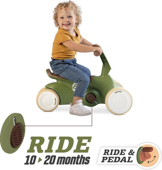 Lachend kind met krullen rijdt op een groene loopauto met beige zitting en handvatten, en witte velgen.